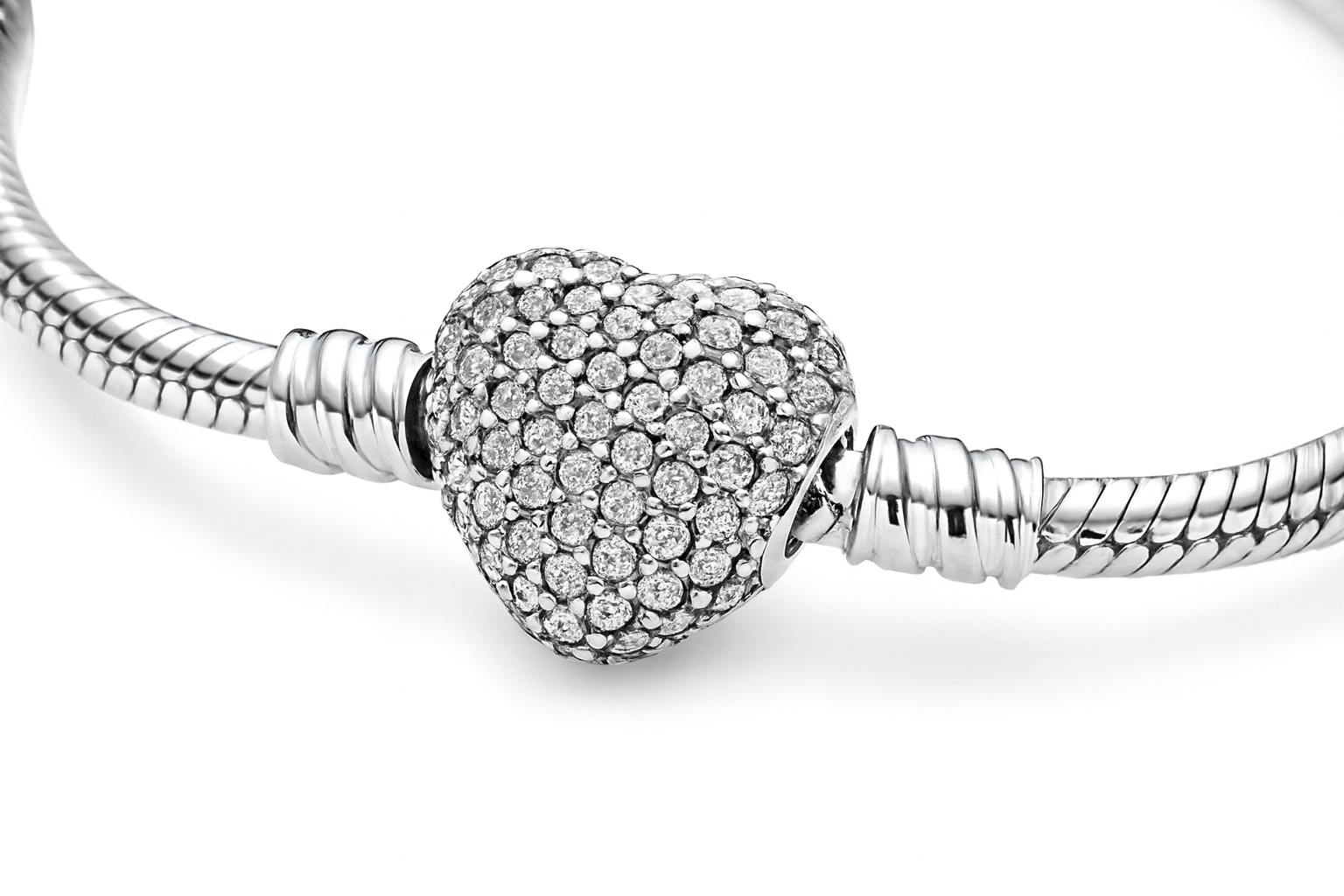 Close-up da pulseira com detalhes