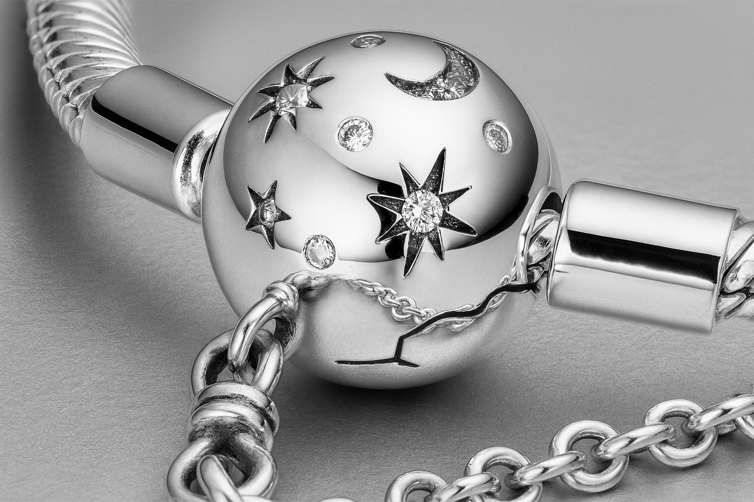 Close-up do bracelete mostrando detalhes