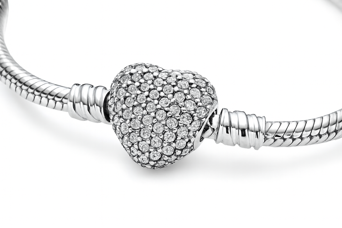 Close-up da pulseira com detalhes